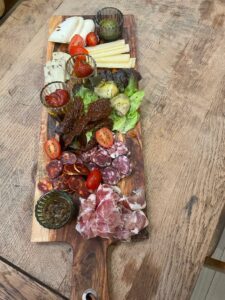 Une planche avec chacuterie, fromage, légumes à l'huile à déguster chez Valdico 23 rue de l'Abbé Grégoire à Paris