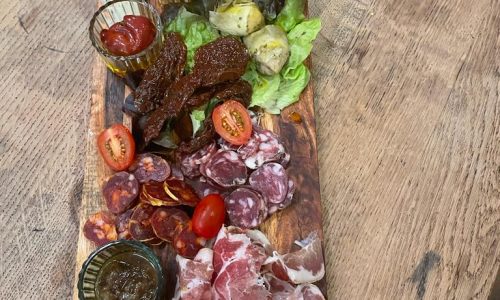 Une planche avec chacuterie, fromage, légumes à l'huile à déguster chez Valdico 23 rue de l'Abbé Grégoire à Paris