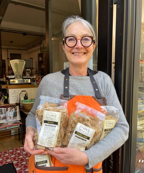 Fabienne devant son épicerie italienne à Paris 6